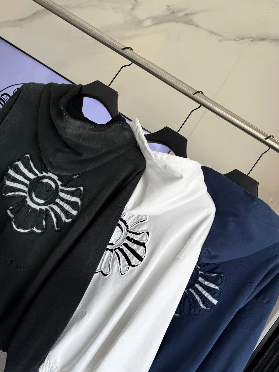 P320 🔥🔥🔥ceiling level 𝗖𝗵𝗿𝗼𝗺𝗲 𝗛𝗲𝗮𝗿𝘁𝘀/Cro Heart 2025 cross patch embroidery summer new original single counter American acid washed distressed laser burnt patch embroidery couple casual hooded sweatshirt 👑The highest version! Customized fabric 440g tripe terry fabric! American acid-washed and distressed original fabric laser burnt ✟appliqué embroidery and exquisite embroidery of letters! The best-selling model at the counter. It is very comfortable to wear. It is low-key yet luxurious. It is very classy when worn. The large size and tailoring are needless to say. The upper body is exquisite and vivid. 👍High-end first-class materials. A truly palace-level product. The cotton from Turkey is of outstanding quality. After heavy washing, the clothes are very soft! Not picky, the upper body is absolutely stylish and extremely luxurious. Auxiliary materials: The original model has been authenticated and labeled ➕100% silk washed with water label. Genuine purchase-grade original hangtag➕matching hanging rope➕3D hanging beads➕original packaging bag. Craftsmanship: The original version has consistent wiring! The highest version of the armhole matching technique! Countless times of pattern making to 100% restore the original appearance! The correct version is the same for men and women, super eye-catching, super good-looking, and super atmospheric! Color: White Black Royal Blue Size: S-XL